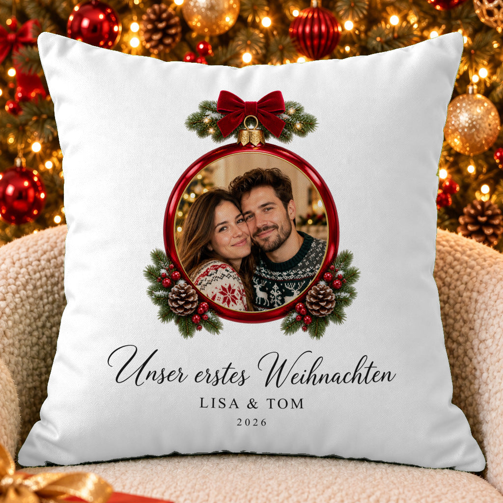Du & ich in der Weihnachtskugel – Kissen mit eurem Foto – Weihnachten Kissen Nah · kissen-erstes-weihnachten-foto-kugel